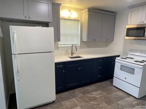 Single Family Residence in Hondo TX 605 Avenue M 6.jpg