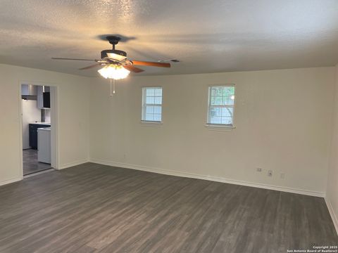 Single Family Residence in Hondo TX 605 Avenue M 17.jpg