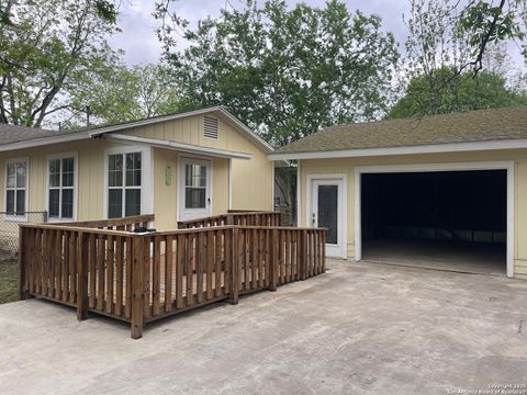 Single Family Residence in Hondo TX 605 Avenue M 3.jpg