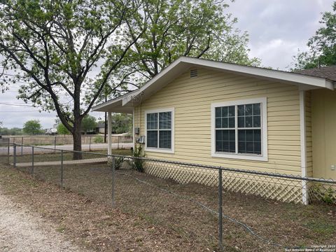 Single Family Residence in Hondo TX 605 Avenue M 21.jpg