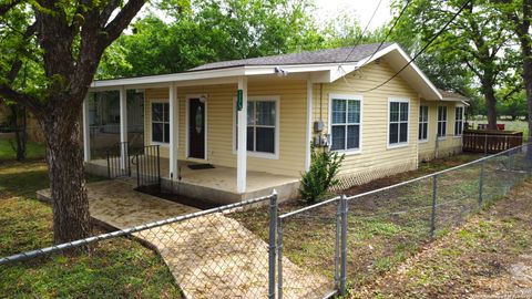 Single Family Residence in Hondo TX 605 Avenue M.jpg