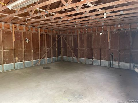 Single Family Residence in Hondo TX 605 Avenue M 18.jpg