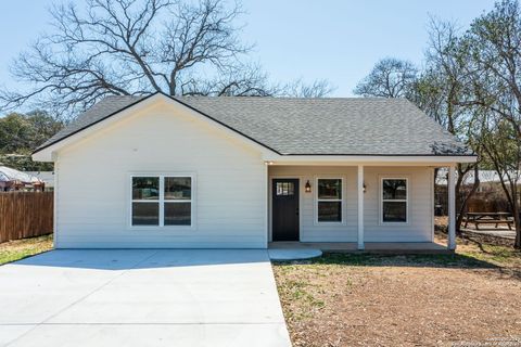 Single Family Residence in Hondo TX 1505 27th St.jpg