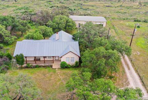 Single Family Residence in Rio Medina TX 155 County Road 2652.jpg