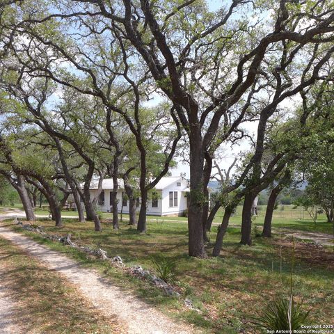 Single Family Residence in Comfort TX 41 Big Joshua Creek.jpg