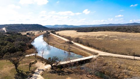 Single Family Residence in Bandera TX 5 Camp Creek 9.jpg