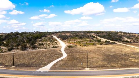 Single Family Residence in Bandera TX 5 Camp Creek 5.jpg