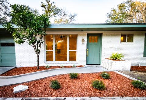 Single Family Residence in Beeville TX 905 E Inez St.jpg