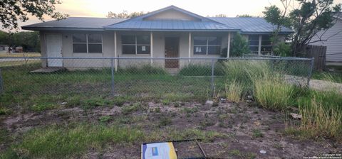 Single Family Residence in LaCoste TX 15903 Heidelberg Dr.jpg