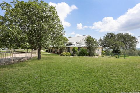 Single Family Residence in Castroville TX 102 County Road 4773 3.jpg