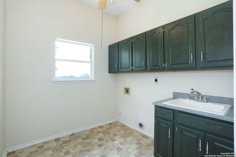 Single Family Residence in Castroville TX 102 County Road 4773 22.jpg