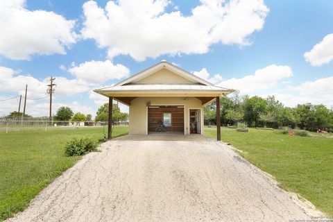 Single Family Residence in Castroville TX 102 County Road 4773 30.jpg
