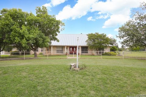 Single Family Residence in Castroville TX 102 County Road 4773 1.jpg