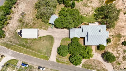 Single Family Residence in Castroville TX 102 County Road 4773 7.jpg