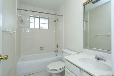 Single Family Residence in Castroville TX 102 County Road 4773 19.jpg