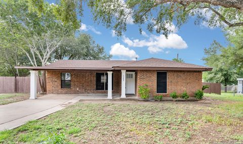 Single Family Residence in George West TX 1302 Amy St.jpg