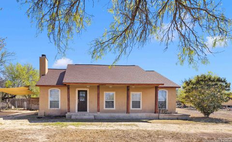 Single Family Residence in Hondo TX 616 County Road 4639.jpg