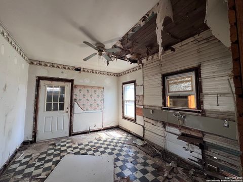 Single Family Residence in Beeville TX 1408 N Ave D 5.jpg