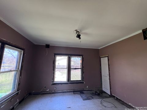 Single Family Residence in Beeville TX 1408 N Ave D 3.jpg