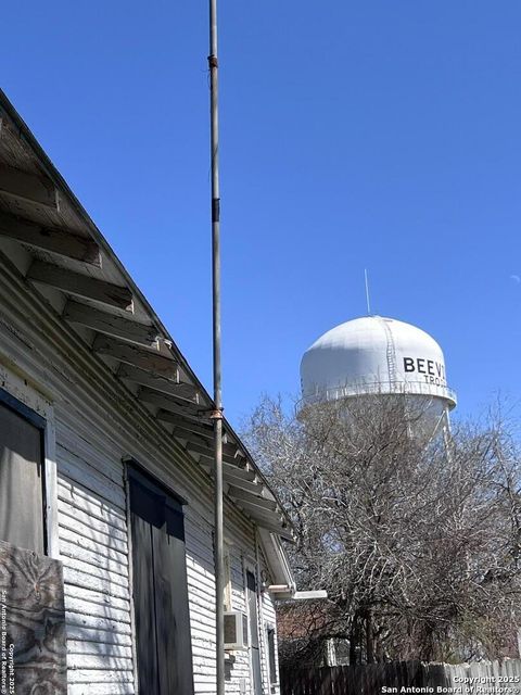 Single Family Residence in Beeville TX 1408 N Ave D 8.jpg