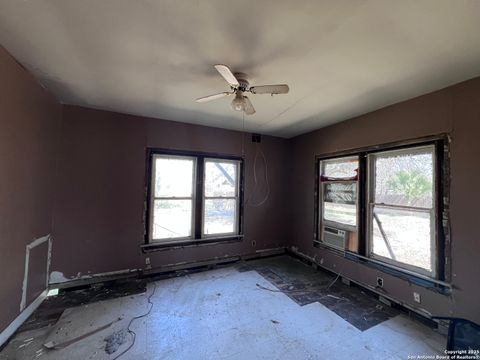 Single Family Residence in Beeville TX 1408 N Ave D 6.jpg