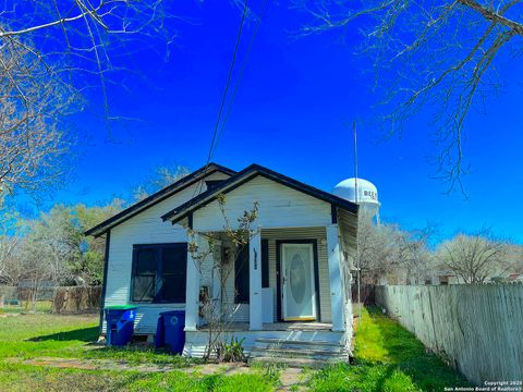 Single Family Residence in Beeville TX 1408 Ave D.jpg