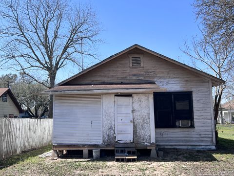 Single Family Residence in Beeville TX 1408 N Ave D 1.jpg