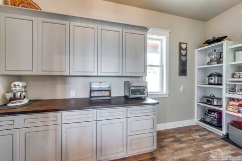 Single Family Residence in Mico TX 895 Private Road 1742 14.jpg
