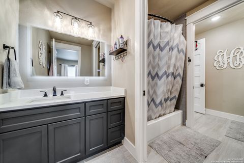 Single Family Residence in Mico TX 895 Private Road 1742 32.jpg