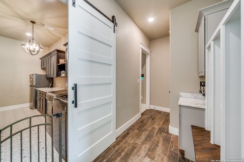 Single Family Residence in Mico TX 895 Private Road 1742 27.jpg