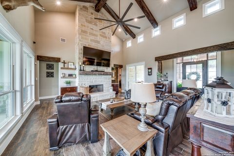 Single Family Residence in Mico TX 895 Private Road 1742 5.jpg
