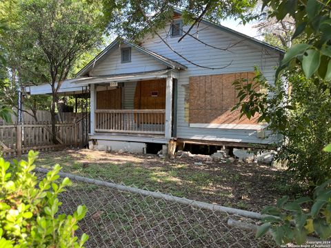 Single Family Residence in San Antonio TX 202 W Boyer Ave.jpg