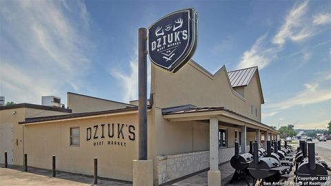 Single Family Residence in Castroville TX 149 Bur Oak 9.jpg