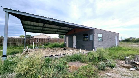 Manufactured Home in Castroville TX 374 County Road 574.jpg