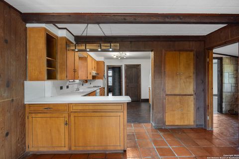 Single Family Residence in Medina TX 13132 Texas 16 3.jpg
