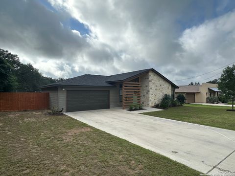 Single Family Residence in Devine TX 1300 Libold Dr.jpg