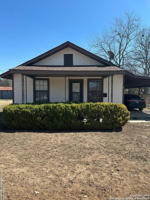 Single Family Residence in Hondo TX 1115 Avenue k.jpg