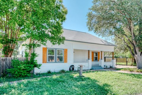 Single Family Residence in Hondo TX 1301 Avenue K.jpg
