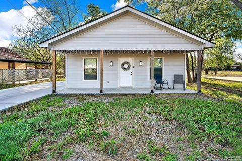 Single Family Residence in Hondo TX 1121 Avenue K.jpg