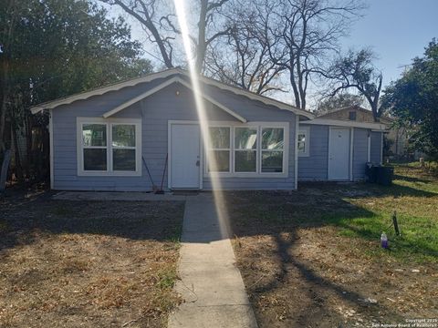 Single Family Residence in Hondo TX 1613 13th St.jpg