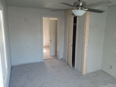 Single Family Residence in Hondo TX 1613 13th St 2.jpg