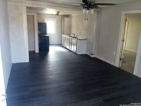 Single Family Residence in Hondo TX 1613 13th St 1.jpg