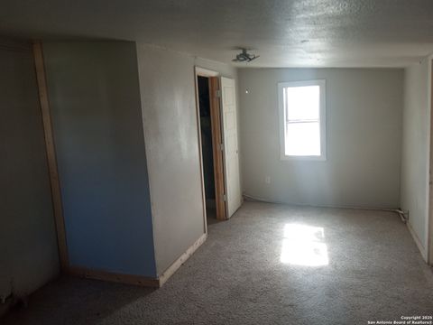 Single Family Residence in Hondo TX 1613 13th St 3.jpg