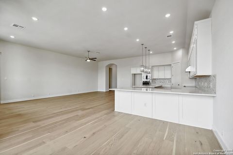 Single Family Residence in Castroville TX 325 Lacey Oak 17.jpg