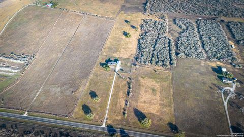 Single Family Residence in Beeville TX 3417 Fm 888 44.jpg