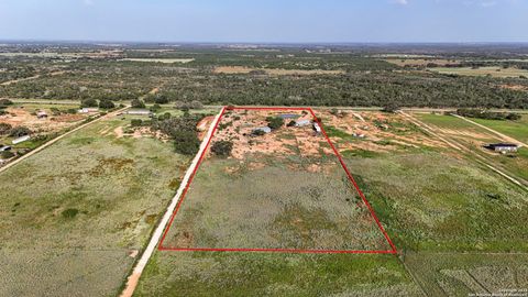 Farm in Bigfoot TX 5754 Fm 2504.jpg