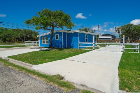 Single Family Residence in Aransas Pass TX 1403 S McCampbell Cor.jpg