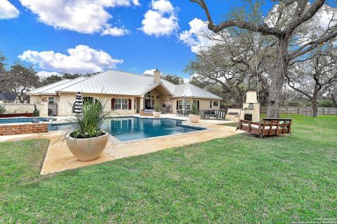Single Family Residence in Hondo TX 1409 Woodland Ct 3.jpg