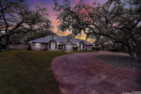 Single Family Residence in Hondo TX 1409 Woodland Ct 4.jpg