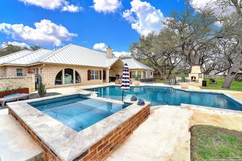 Single Family Residence in Hondo TX 1409 Woodland Ct 1.jpg